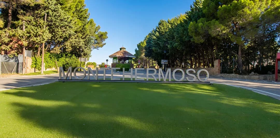 Exclusivo Pareado en Urbanizacion Monte Hermoso Campo Real — imagen 2